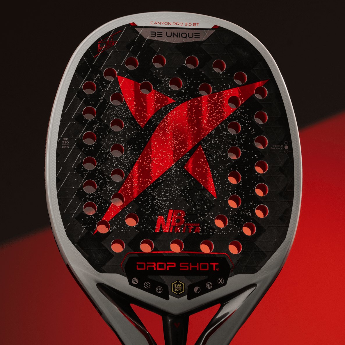 Raquete de beach tennis Drop Shot Canyon PRO 3.0 BT, face vermelha com o símbolo da marca, sobre fundo escuro.