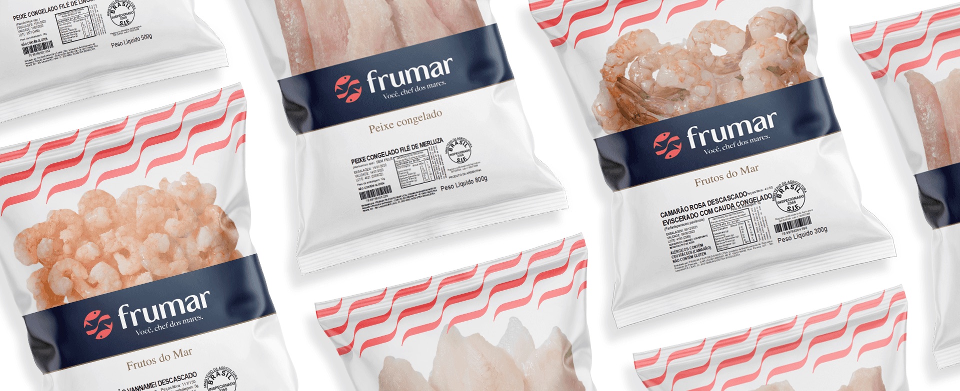 Grade diagonal com a linha completa de embalagens Frumar - filé de linguado, filé de merluza, camarão rosa descascado e camarão vannamei - em sacos brancos com ondas vermelhas e faixa azul-marinho.
