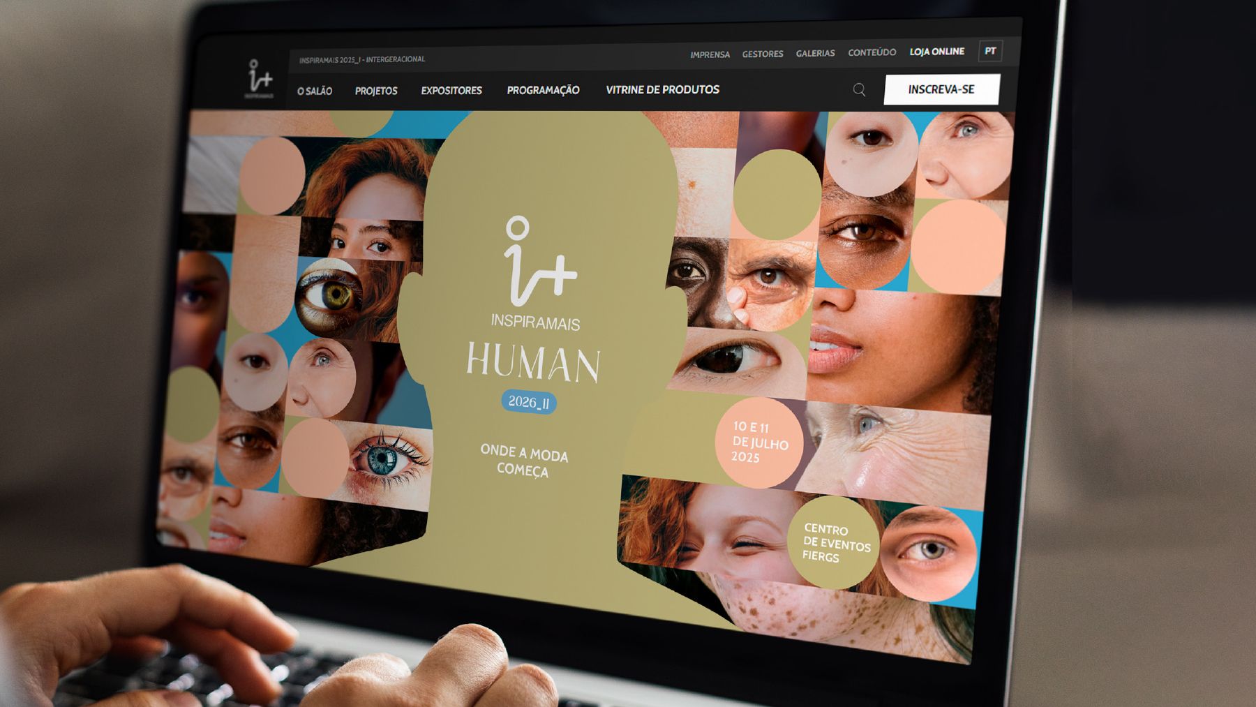 Site do INSPIRAMAIS 2026_II Human aberto em um notebook, com a arte-chave de rostos em mosaico.